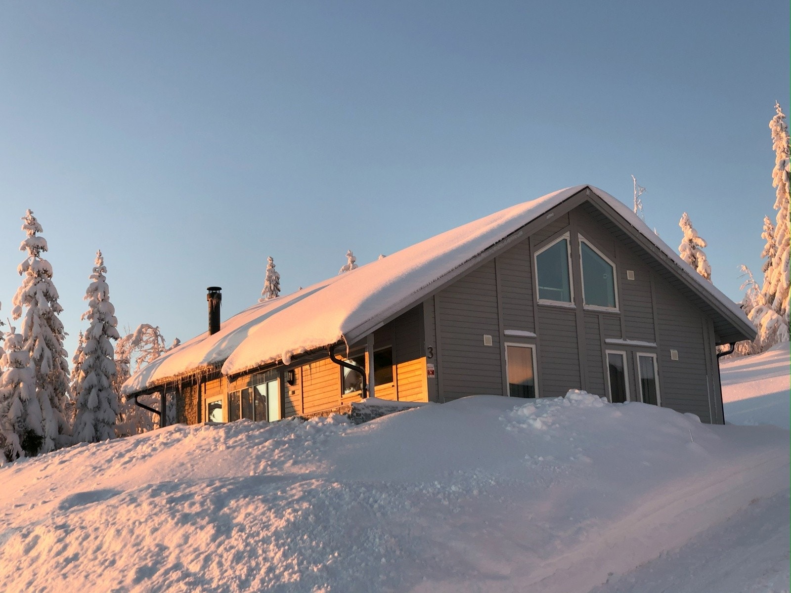 Hytta har en svært god beliggenhet høyt i terrenget, på en skjermet og solrik tomt med kort vei Galleribilde