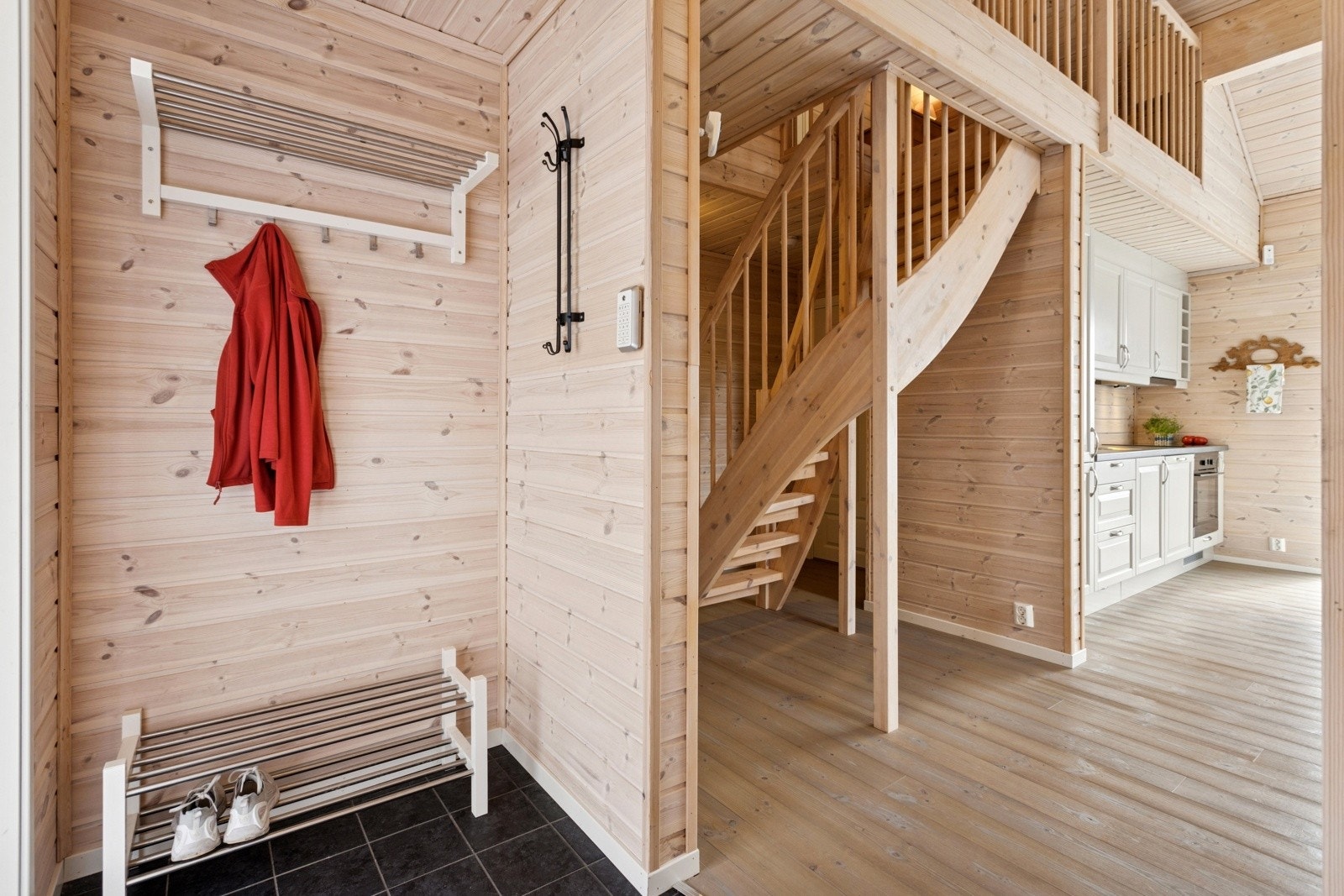 Hytta har gode kvaliteter med lyse veggflater og et gjennomført preg. Gangen har omklendingsplass og fliser med varmekabler under som også gir enkel adkomst til bad/vaskerom Galleribilde