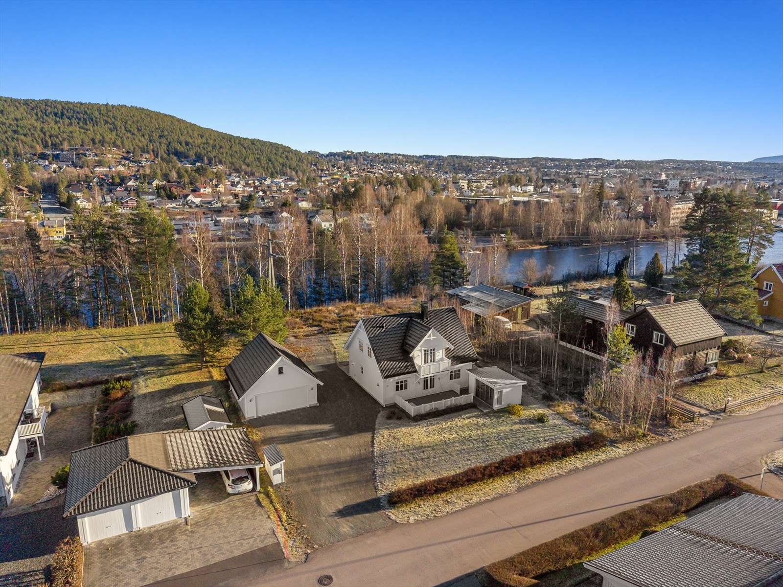 Velkommen til Skavangerveien 30! Frittliggende enebolig med hagestue og dobbel garasje. Galleribilde