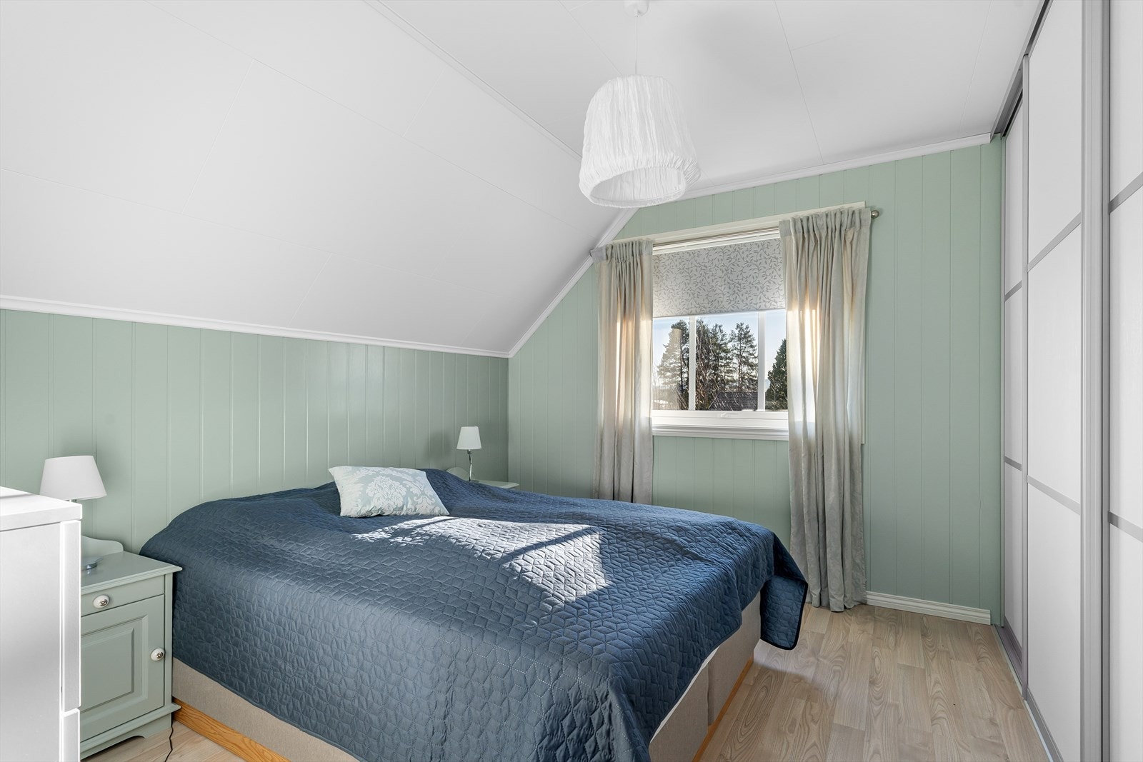 På hovedsoverommet er det god plass til dobbeltseng og nattbord. Galleribilde