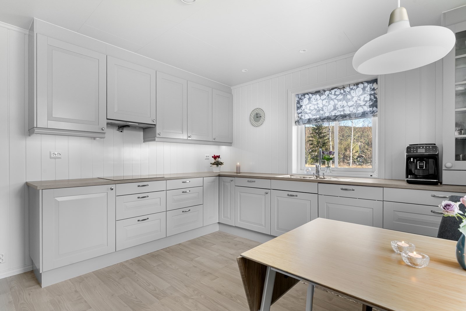 Laminat benkeplate med nedfelt vask og platetopp. Integrert oppvaskmaskin og stekeovn. Galleribilde