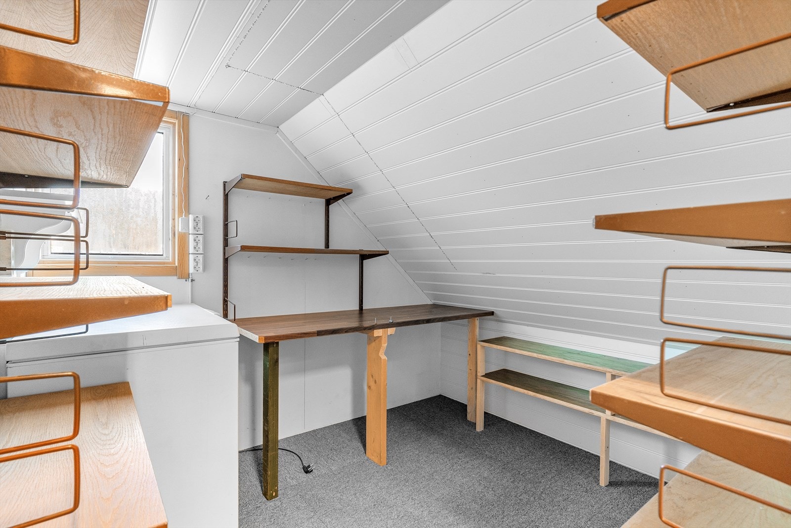 Loftet på garasjen har både hobbyrom og lagringsplass. Galleribilde