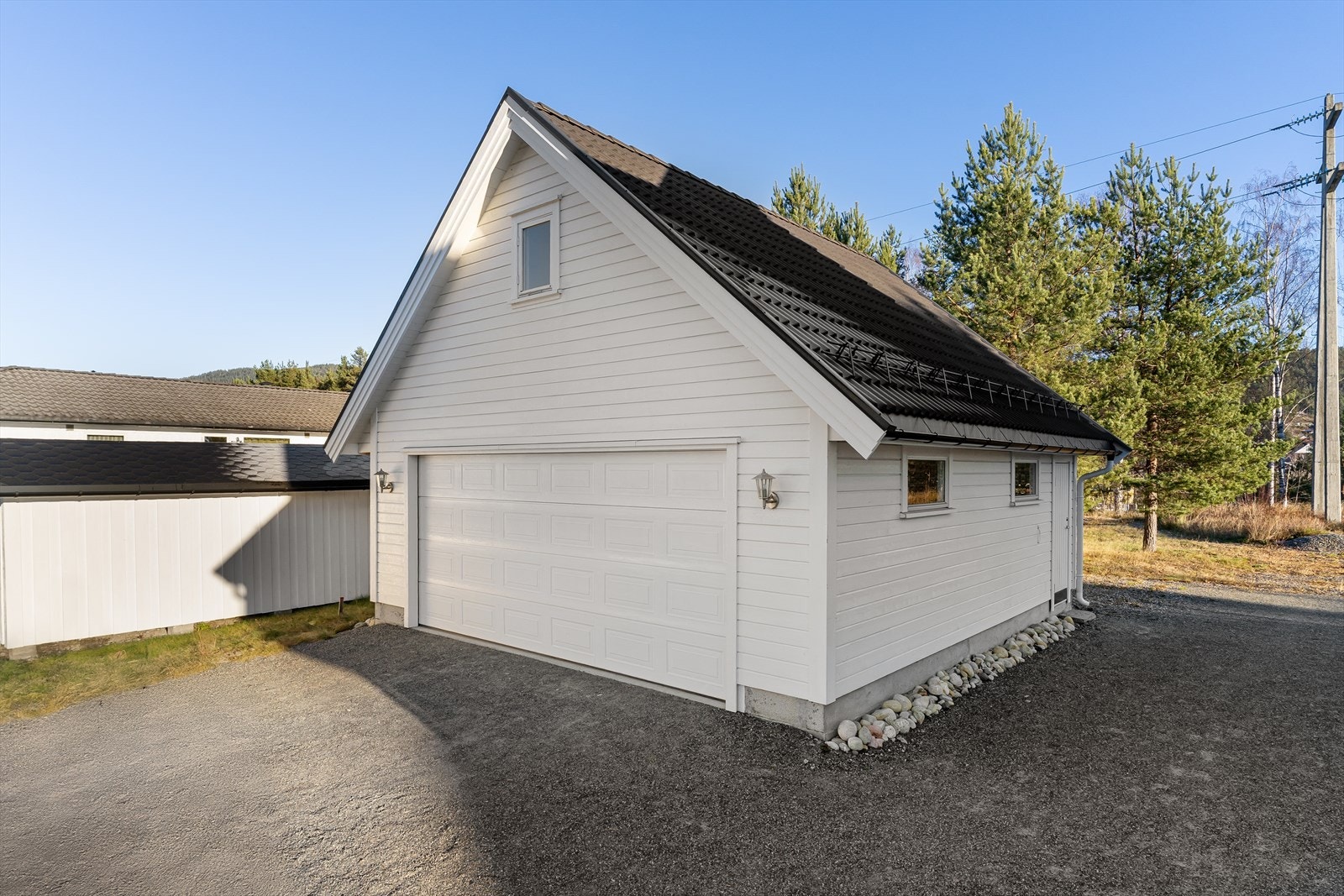 Dobbel garasje med el-billader. Galleribilde