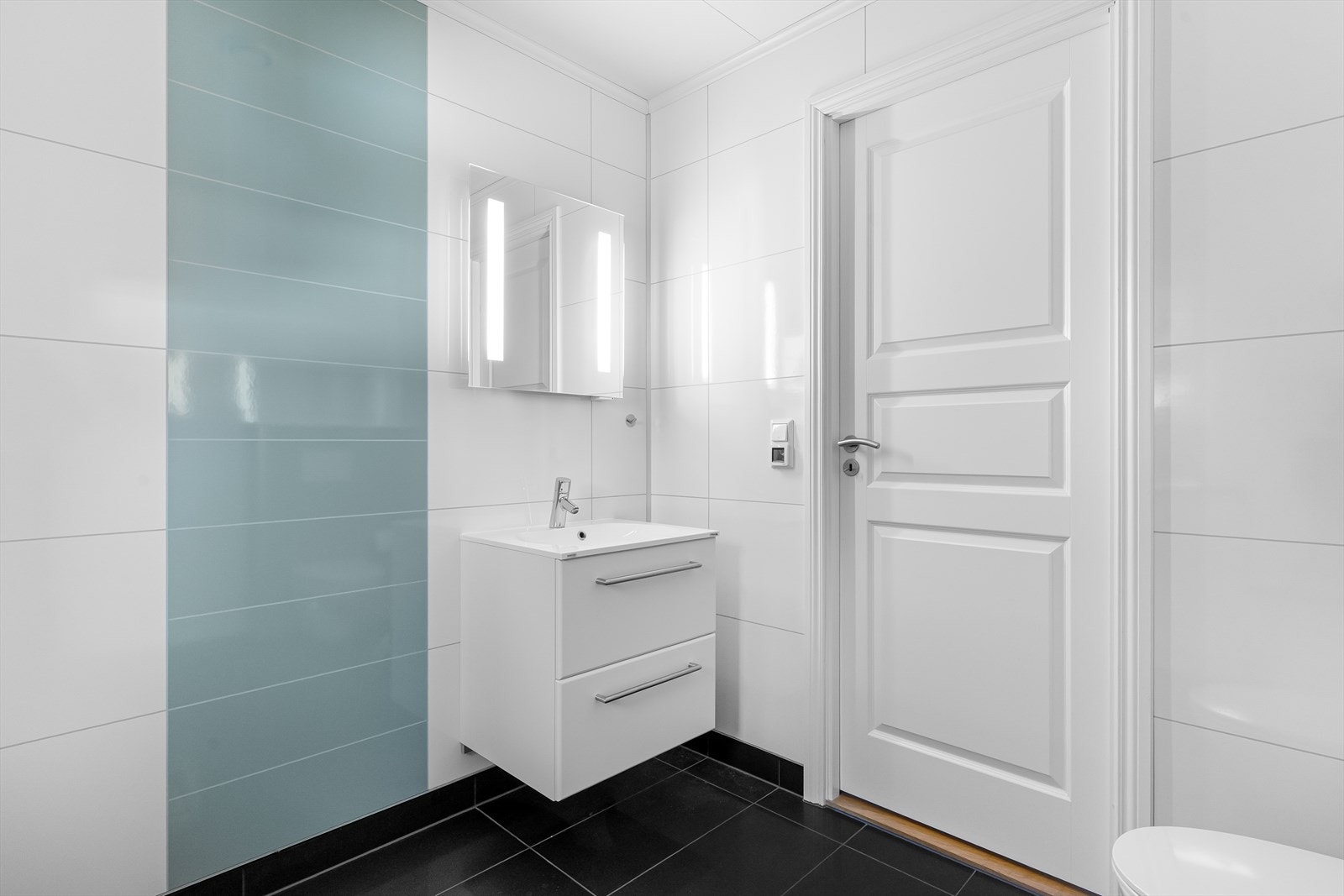 Innredning med vask og skuffer og vegghengt toalett. Galleribilde