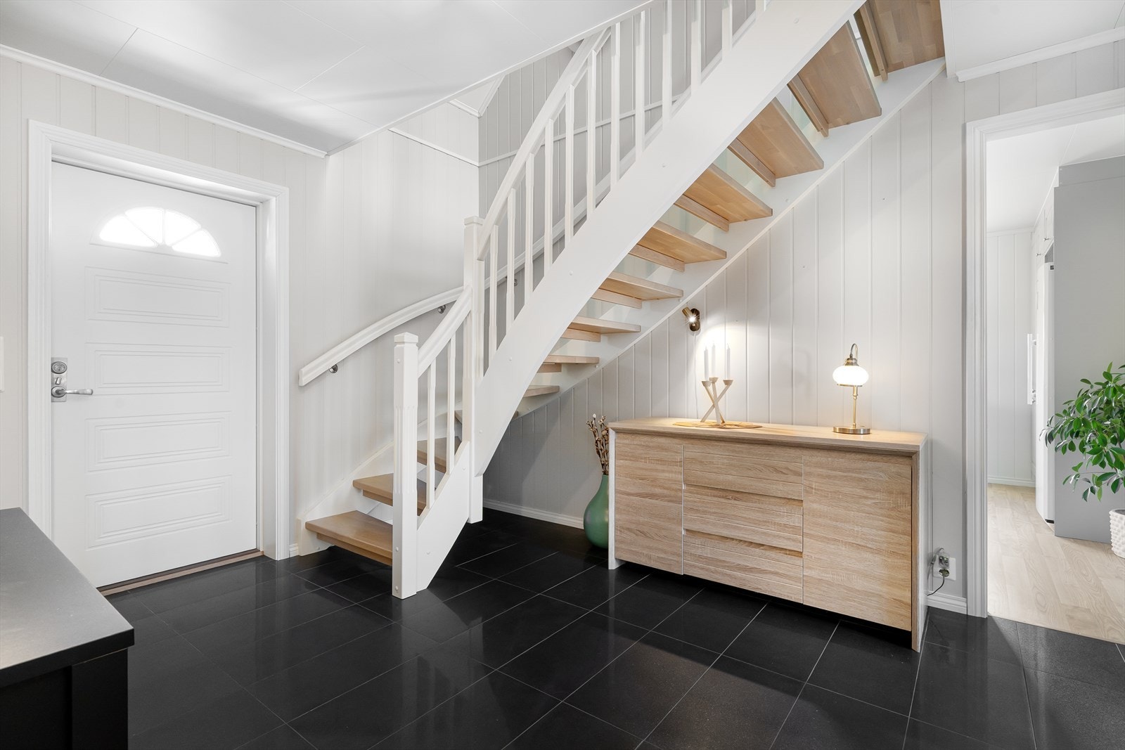 Velkommen inn! Romslig hall med varme i gulvet. Trapp opp til 2. etasje. Galleribilde