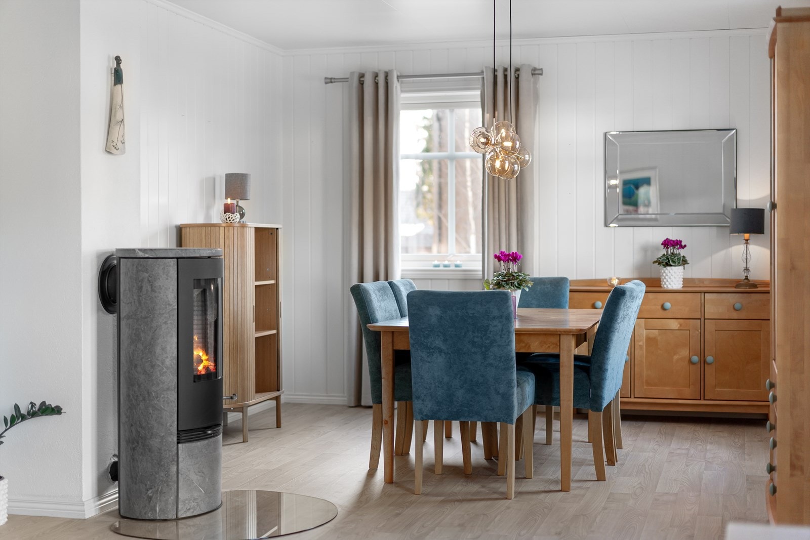 God plass til spisestue med enkel adkomst til kjøkkenet. Galleribilde