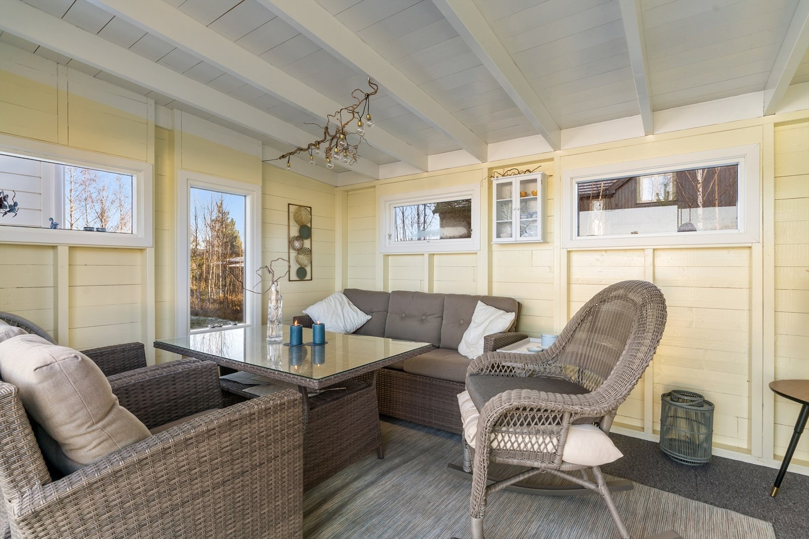 I hagestuen er det god plass til utemøbler. Galleribilde