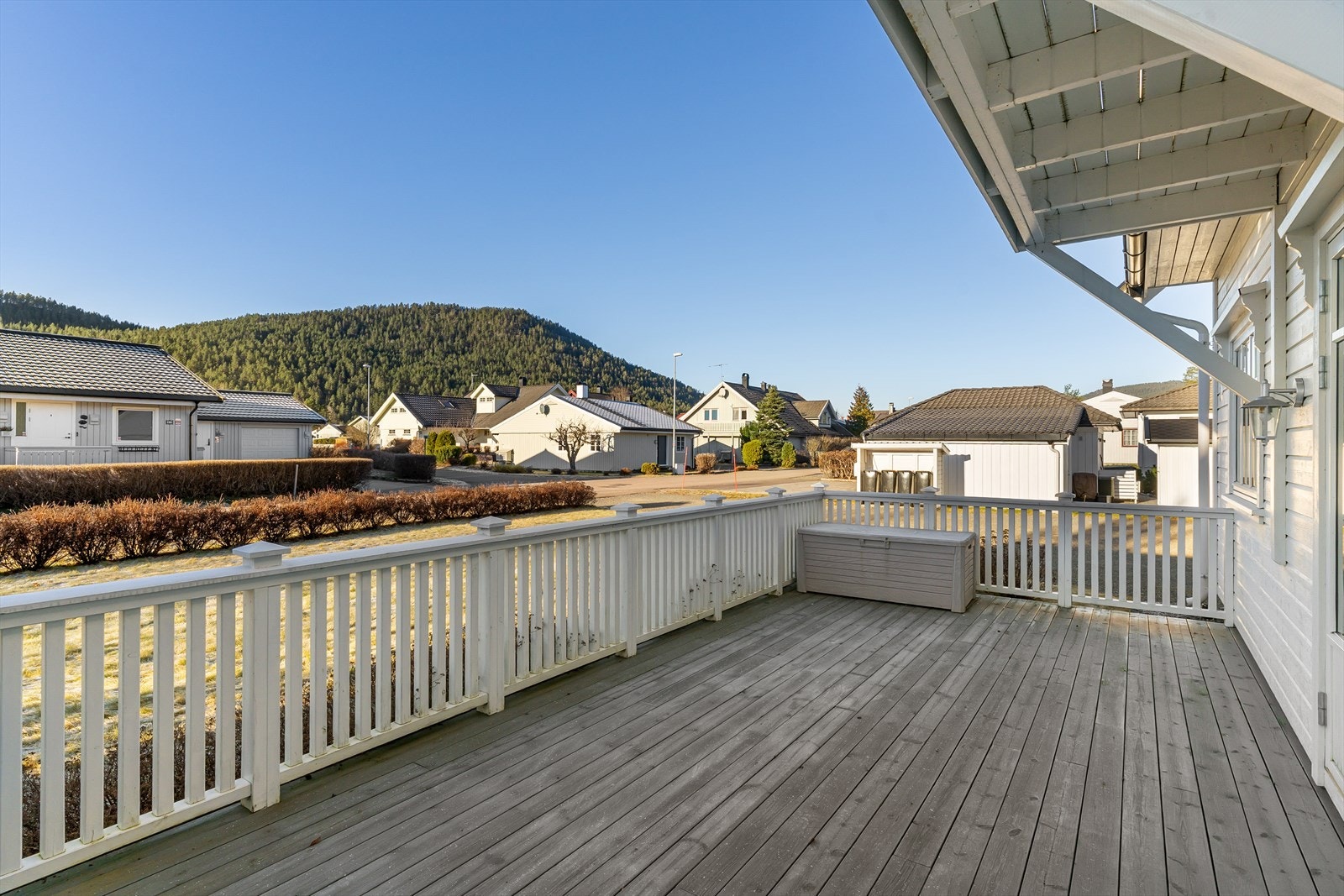 Romslig terrasse med plass til utemøbler og grill. Galleribilde