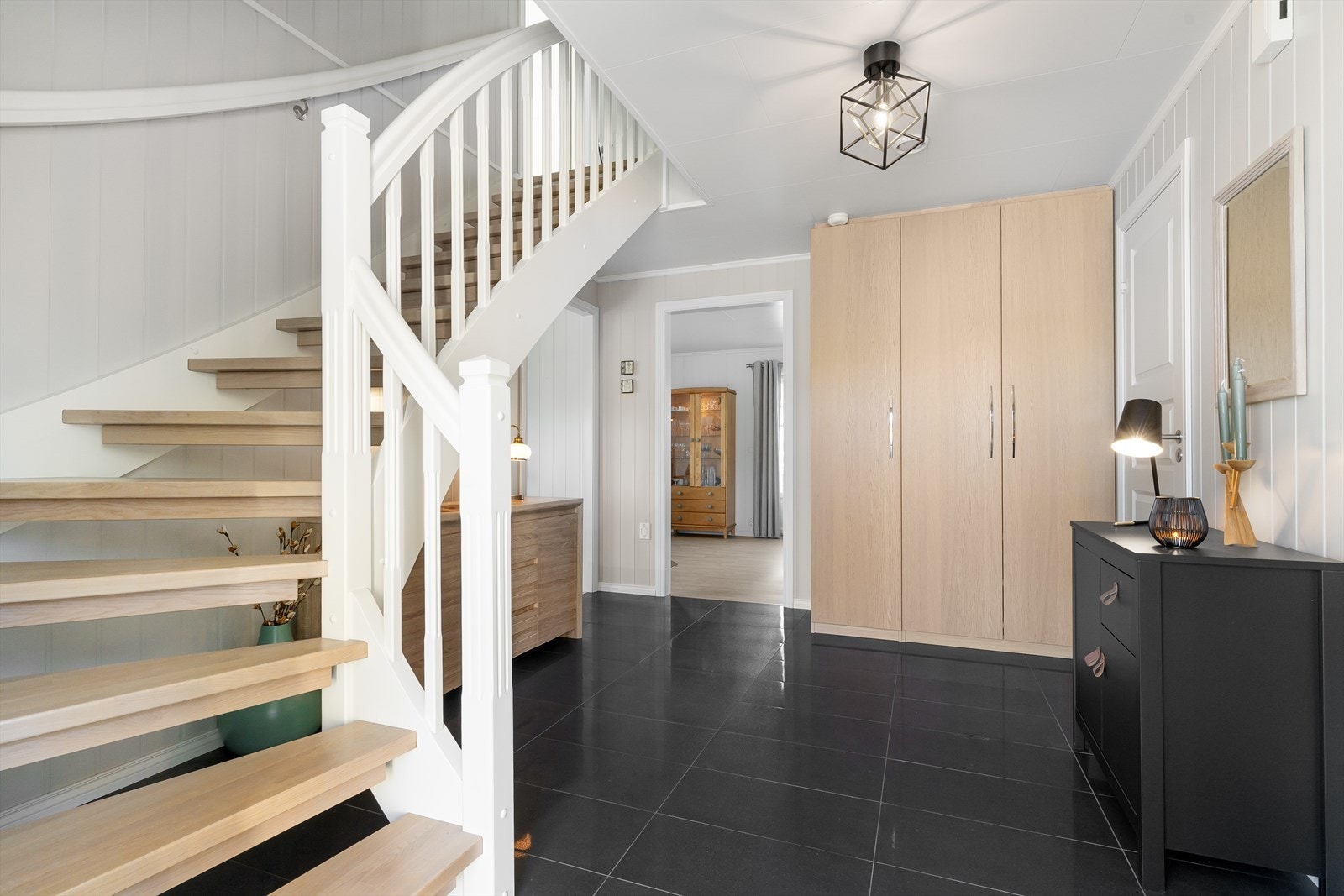 Garderobeskap med plass til sko- og yttertøy. Galleribilde