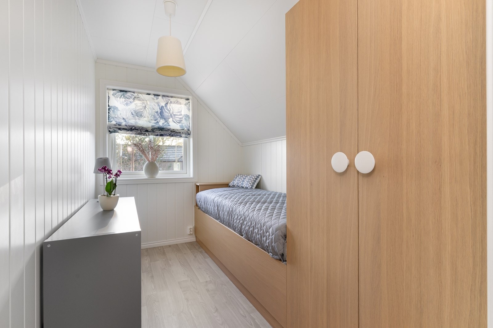 Kontor/gjesterom med plassbygd seng og skap. Galleribilde