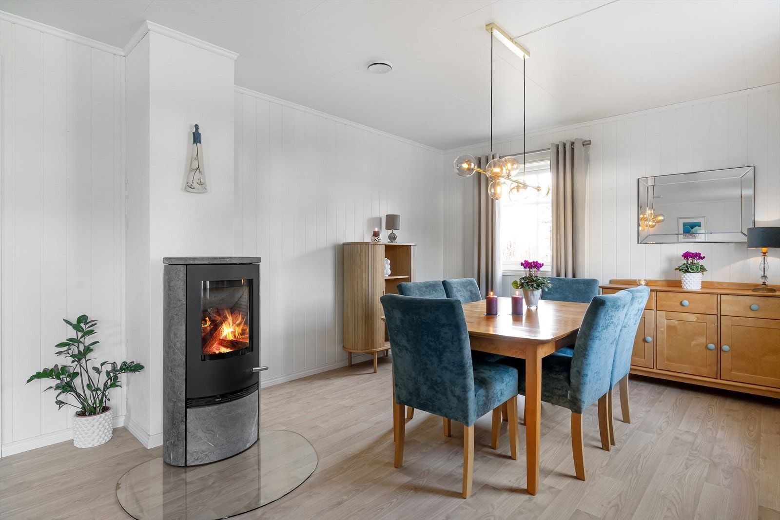 Moderne ildsted. Galleribilde