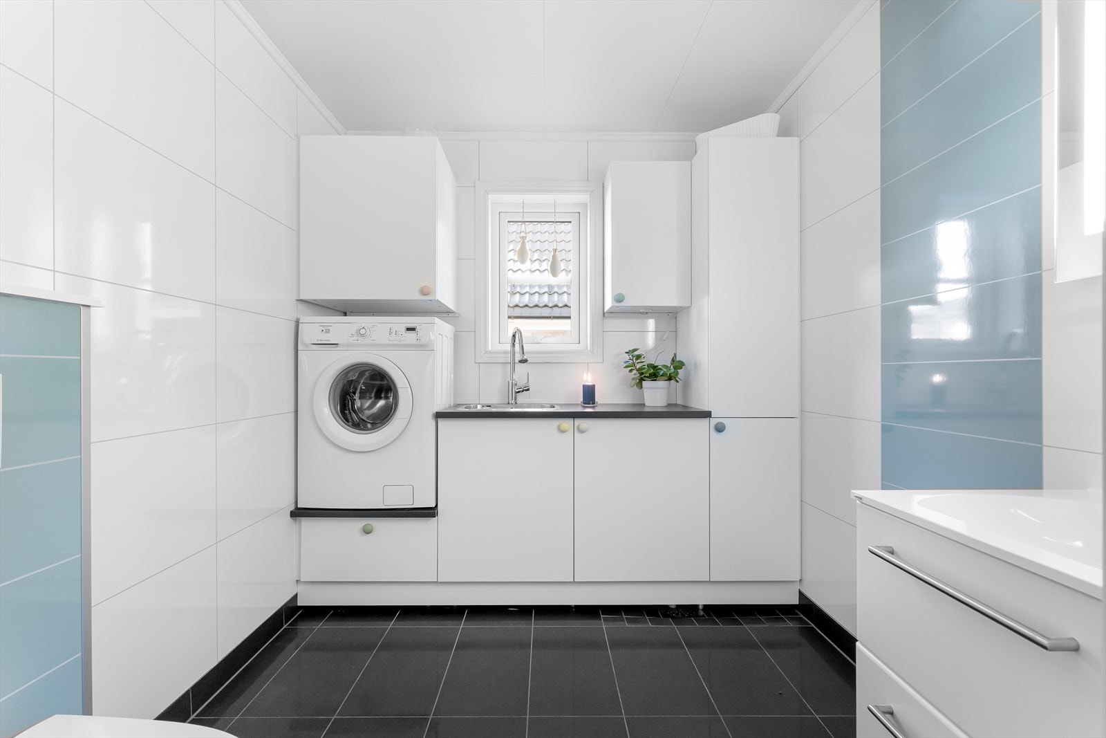 Vaskerom/toalettrom i 1. etasje. Godt med skapplass. Galleribilde