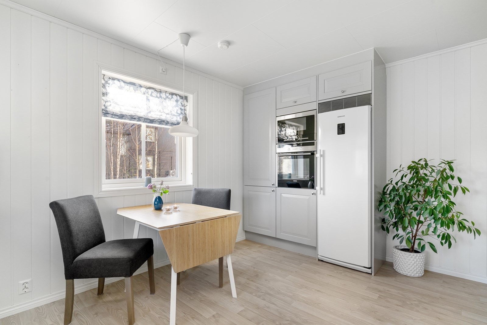 Mikrobølgeovn og stekeovn. Kjøleskap medfølger ikke i handelen. Galleribilde