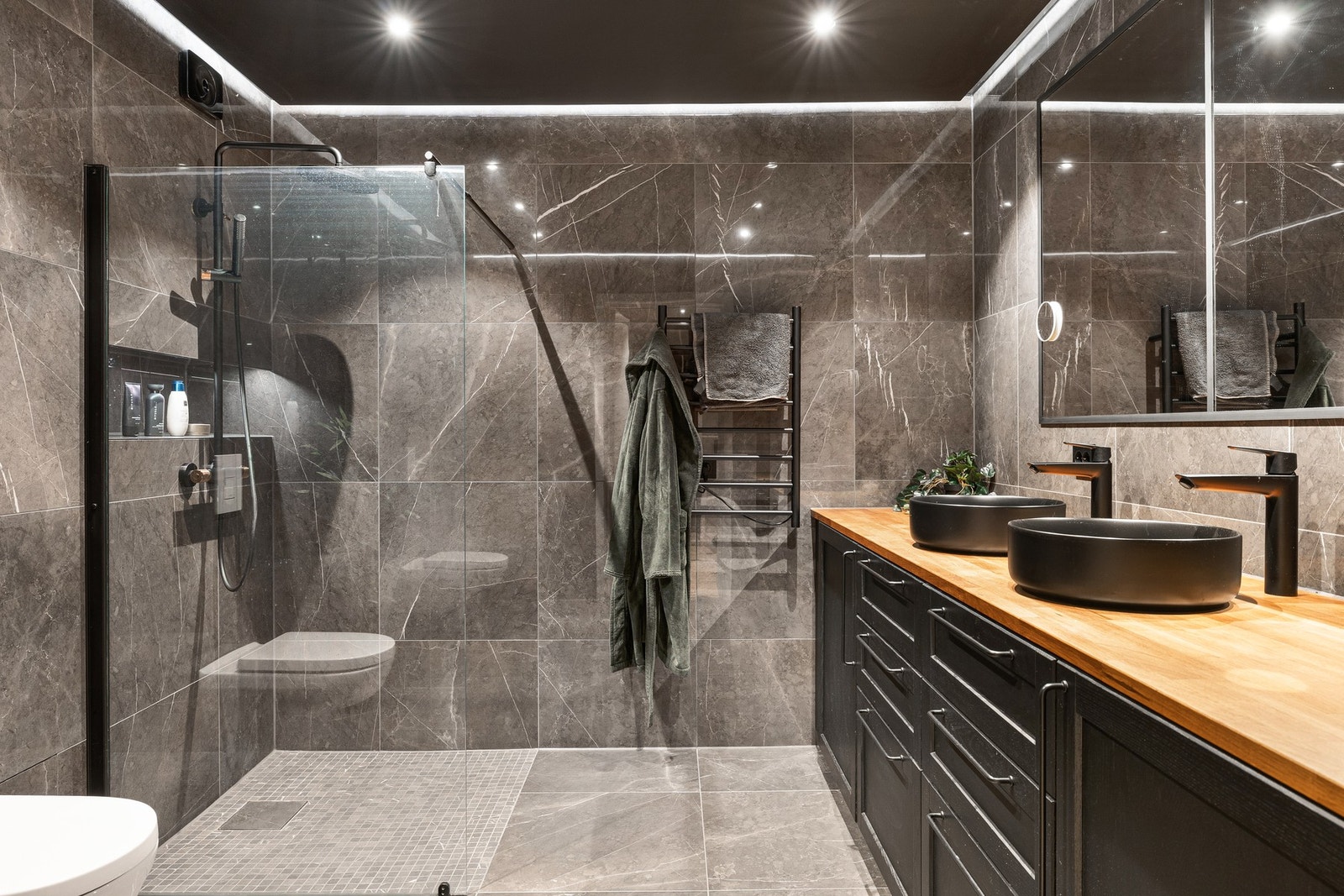 Delikat flislagt bad med moderne stil Galleribilde