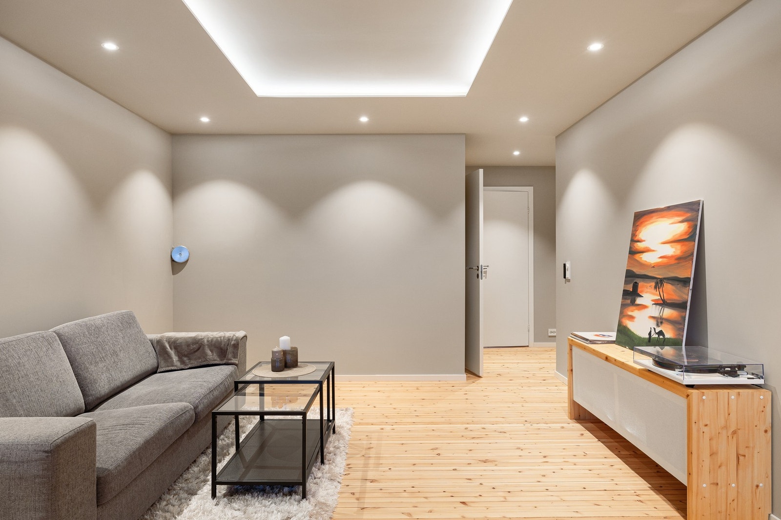 Stuen er romslig med god takhøyde Galleribilde