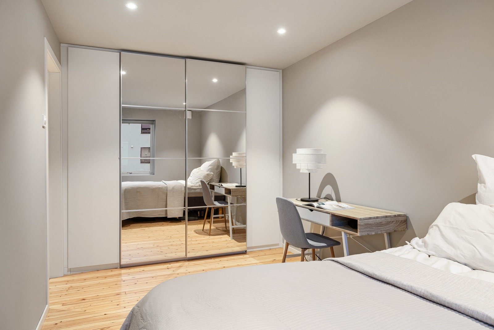 Skyvedørsgarderobe på soverommet Galleribilde