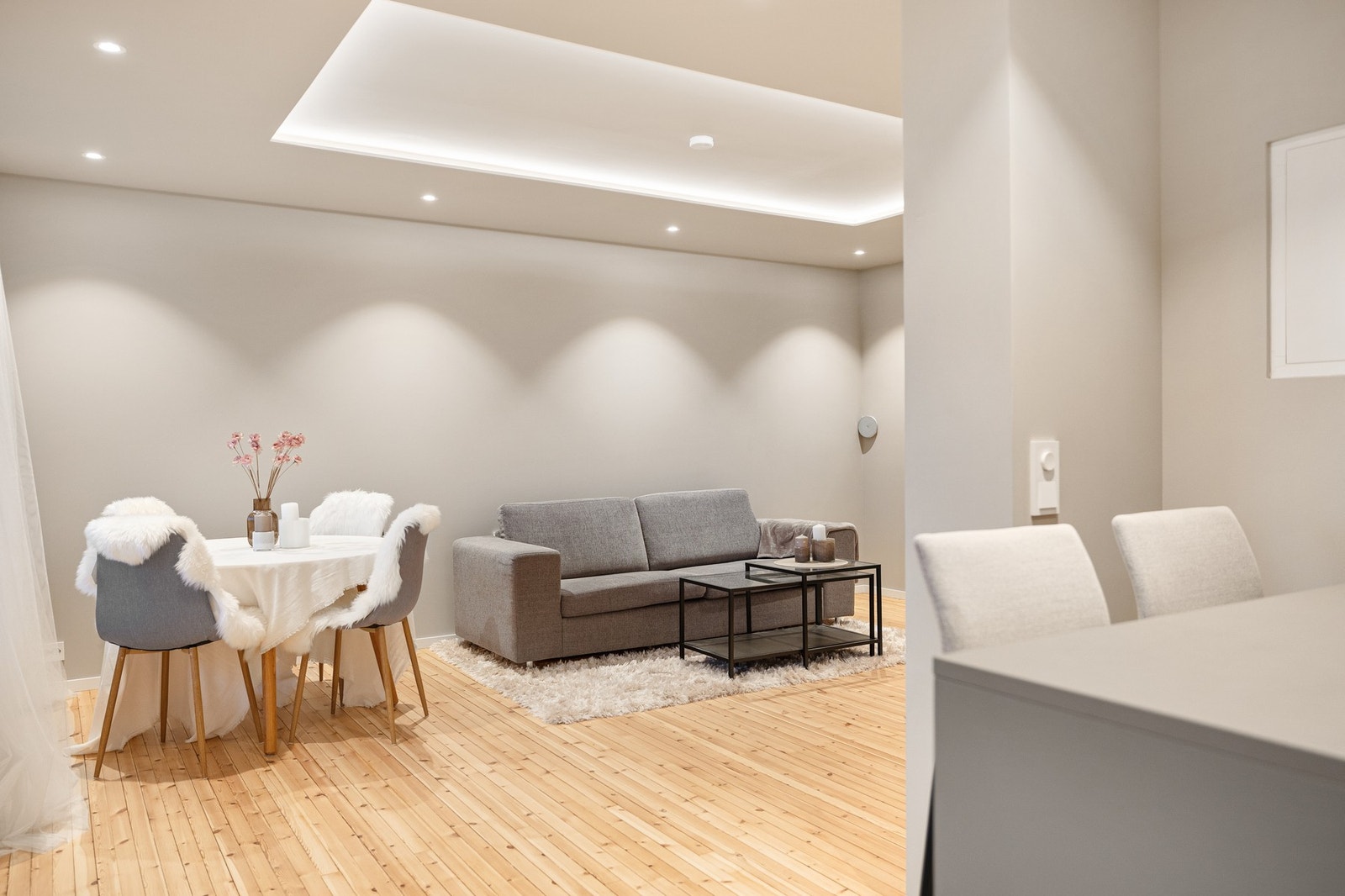 Mye lys med innfelt belysning i nedsenket tak med led og spotter Galleribilde