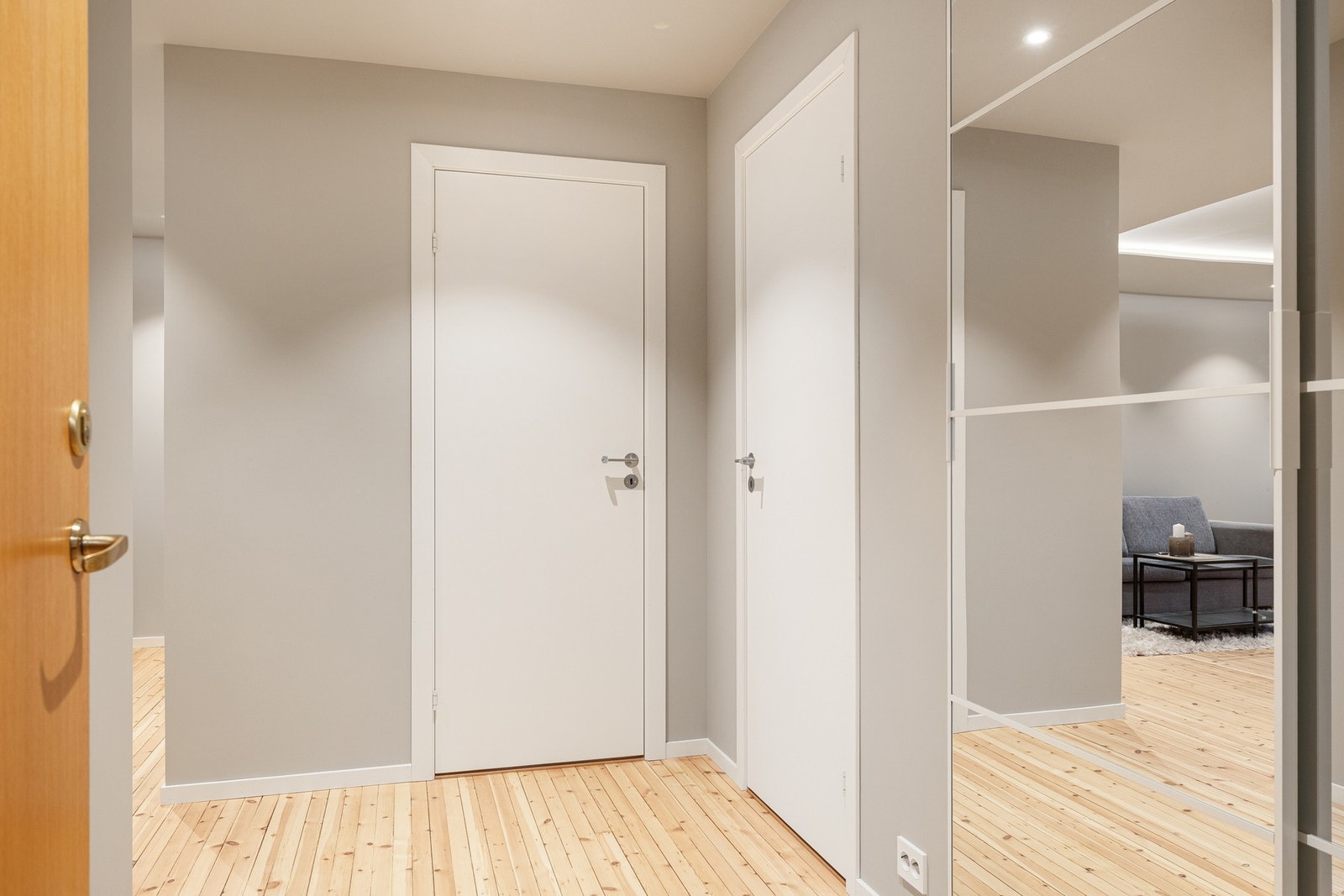 Gang med skyvedørsgarderobe for å henge fra seg yttertøy og sko Galleribilde