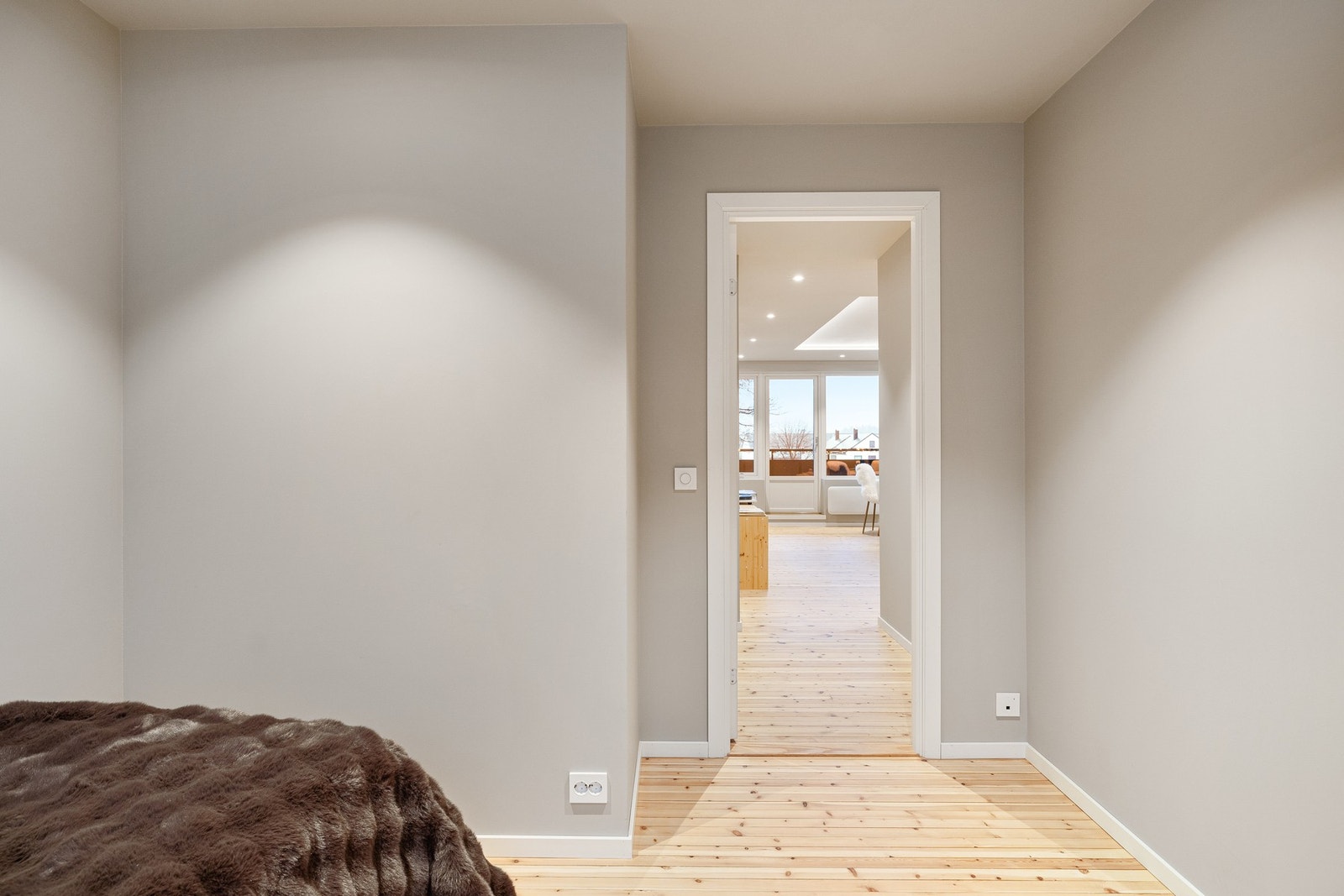 Hele leiligheten har samme gulv av furu Galleribilde