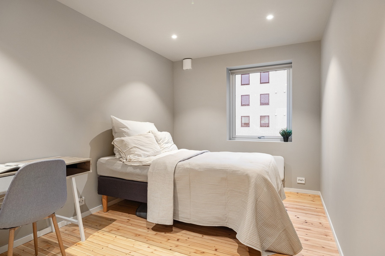 Hovedsoverom med god plass til dobbeltseng, nattbord og garderobeløsning Galleribilde