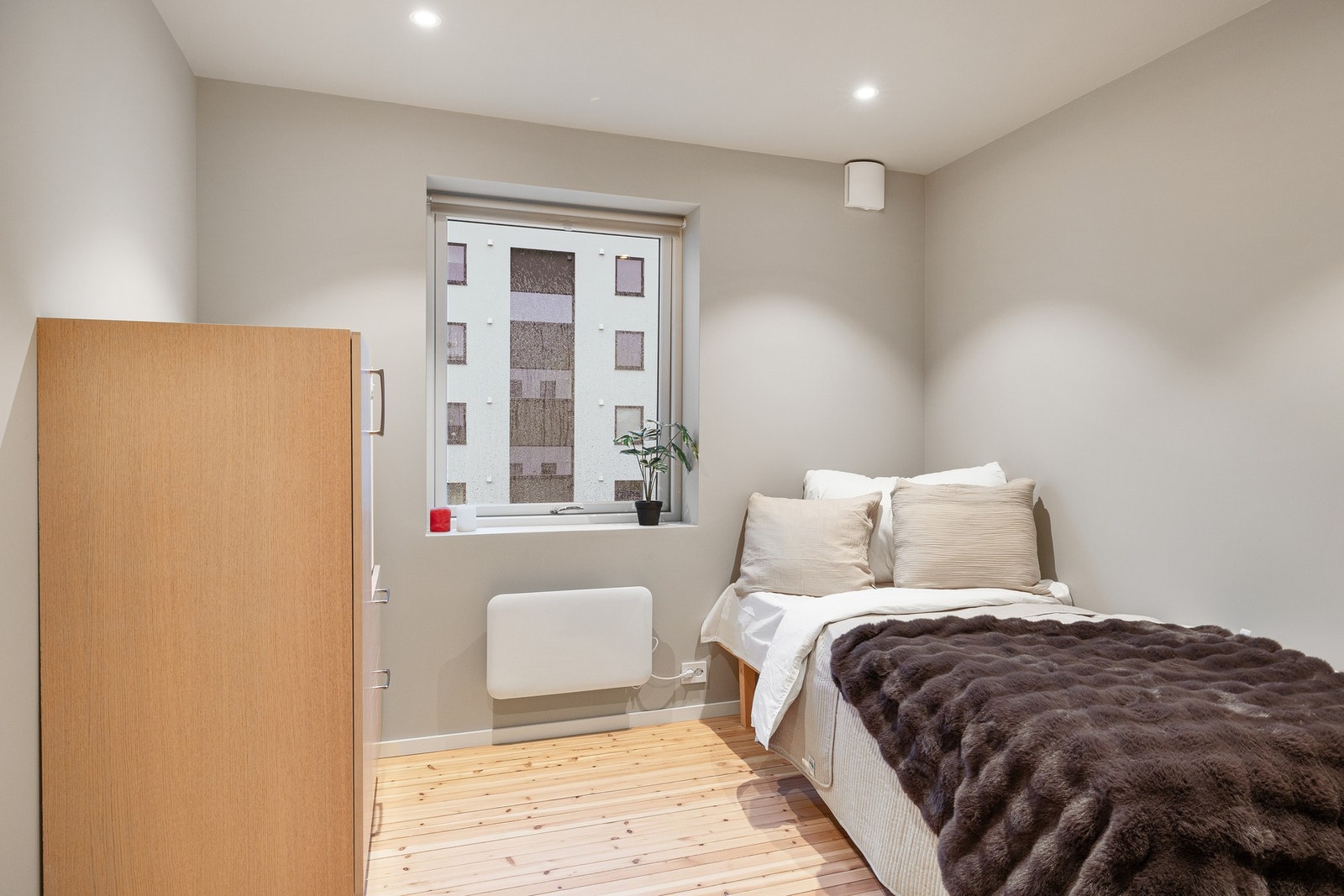 Soverom 2 med god plass til tilhørende møblement Galleribilde