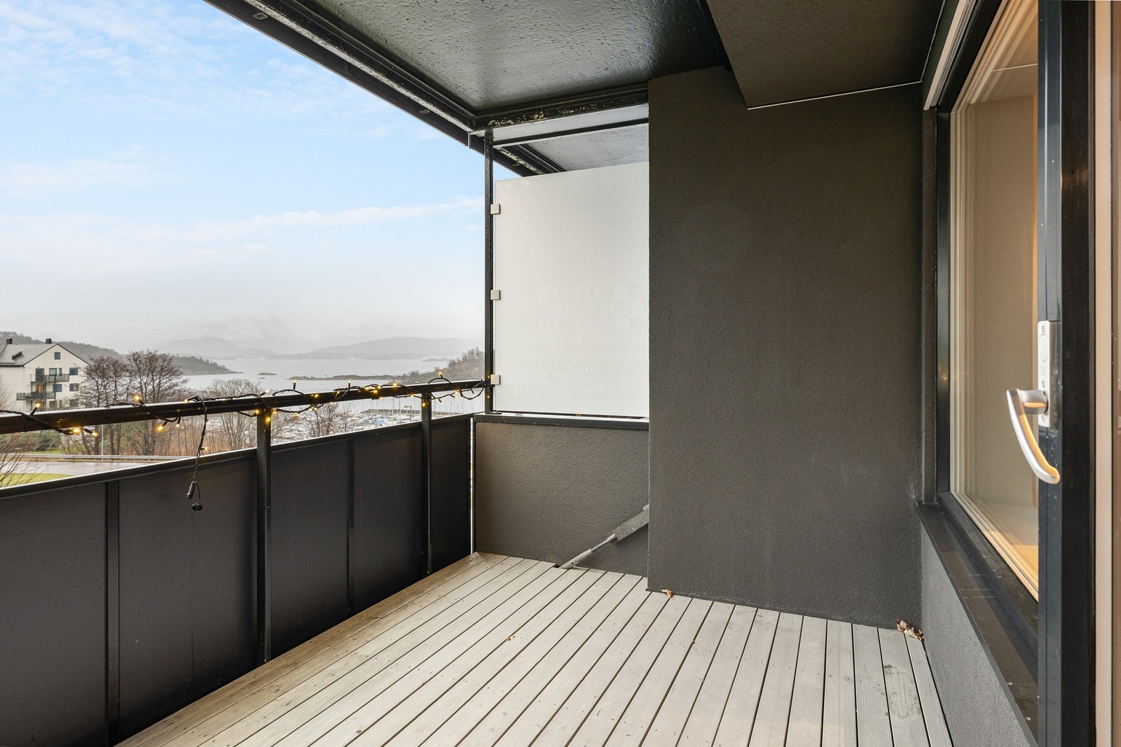 Balkong med fin utsikt og god plass til utendørsmøblement Galleribilde