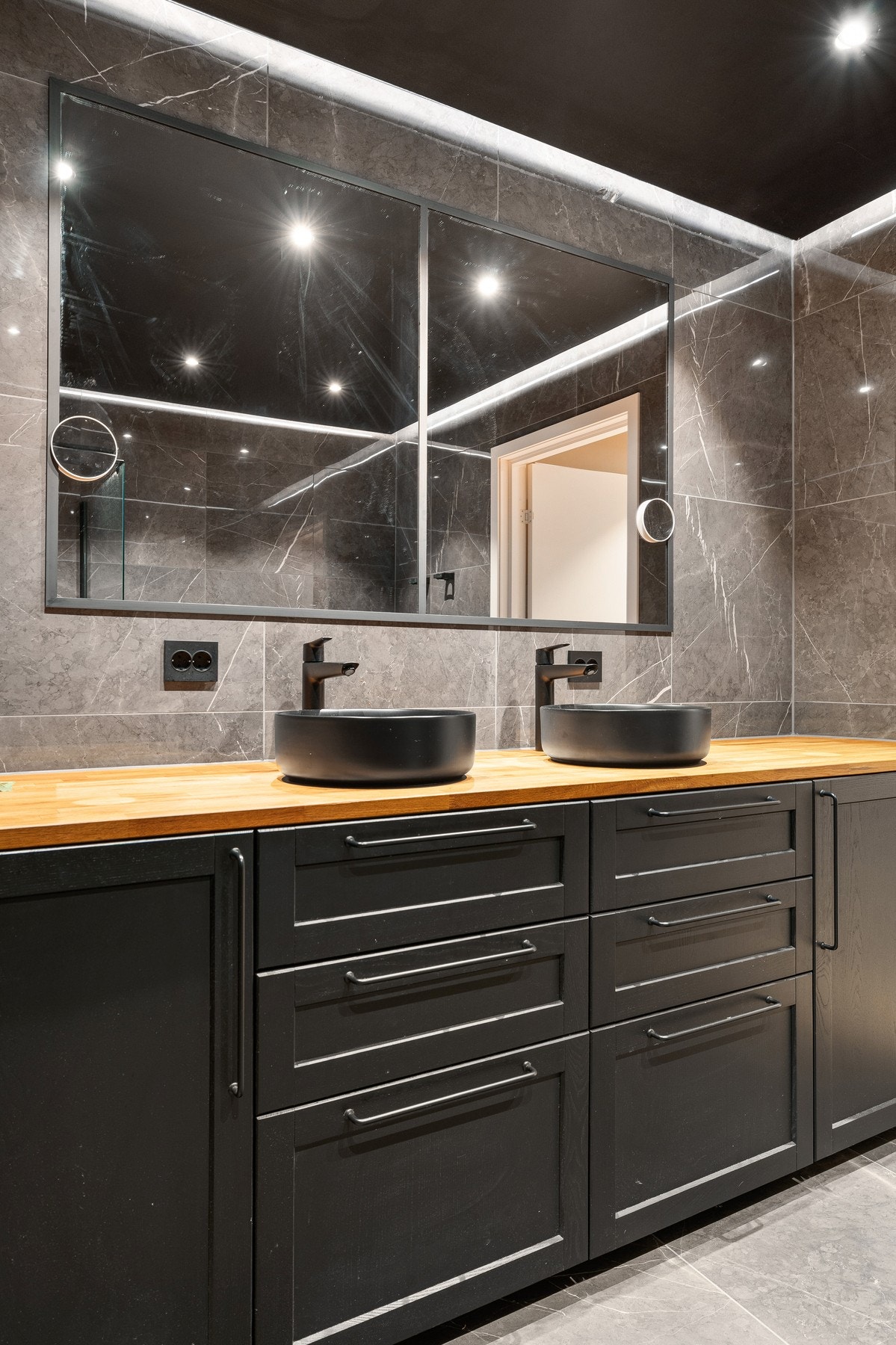 Badet har godt med belysning med led lys langs vegg i taket Galleribilde