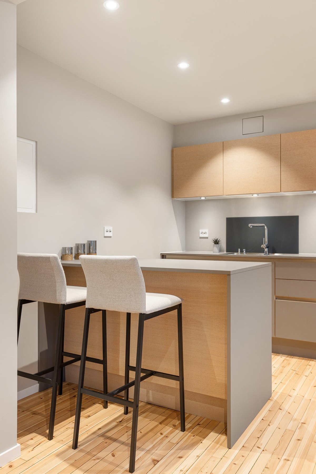 Praktisk kjøkkenøy med barstoler Galleribilde