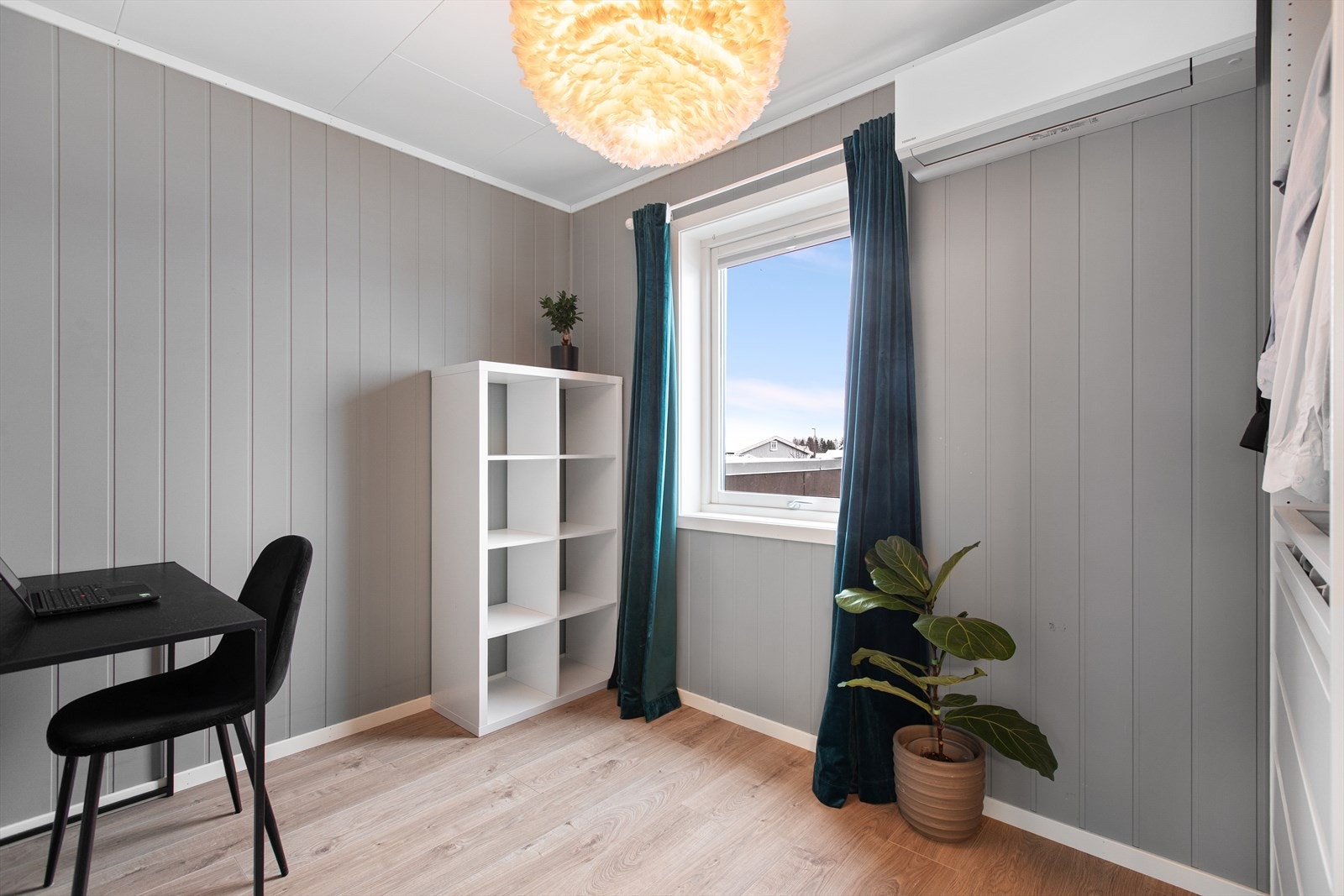 Det tredje soverommet er utstyrt med egen varmepumpe og egner seg godt som kontor. Galleribilde