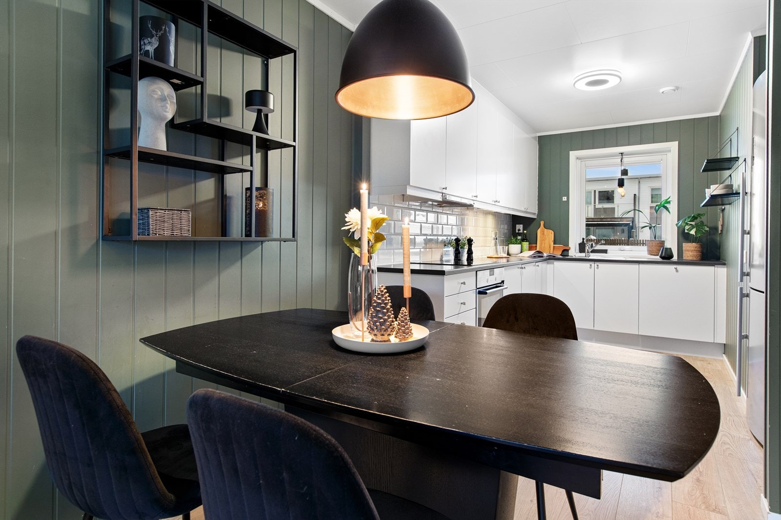 Kjøkkenet ligger i praktisk tilknytning til spiseplassen, ideelt for måltider og sosialt samvær. Galleribilde