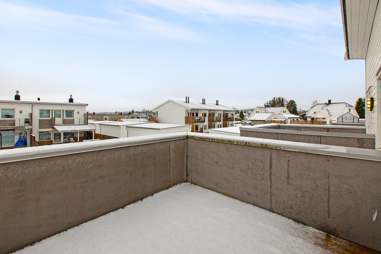 Balkongen har plass til en liten sittegruppe og gir utsyn over nærområdet. Galleribilde