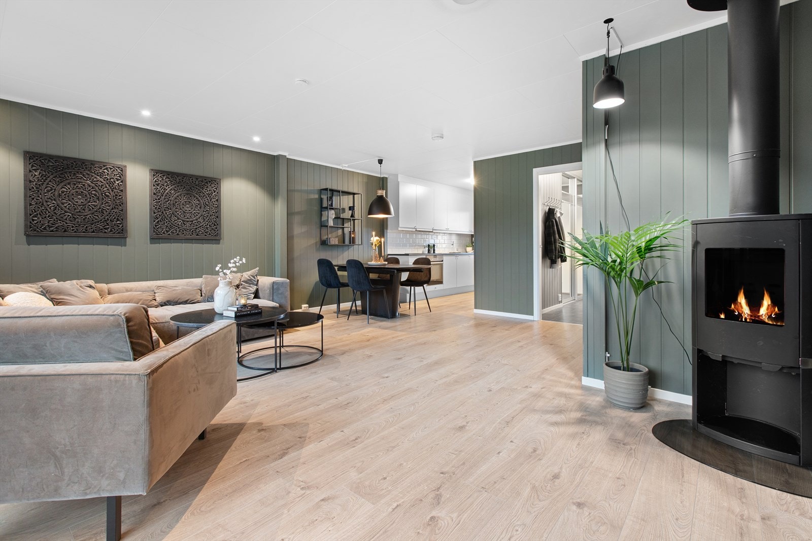 En lukket vedovn i stuen gir ekstra varme og en hyggelig atmosfære på kalde dager. Galleribilde