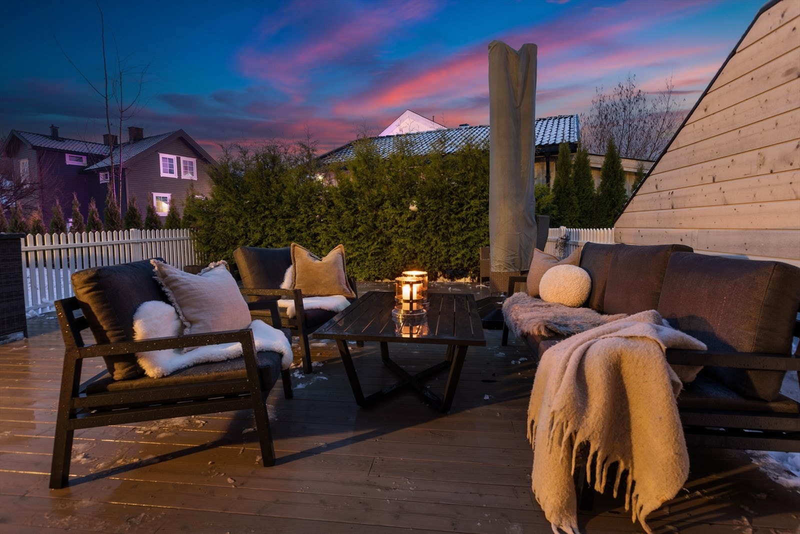 Den romslige, vestvendte terrassen på 50 m² gir rikelig med plass for utemøbler og sosiale soner. Galleribilde