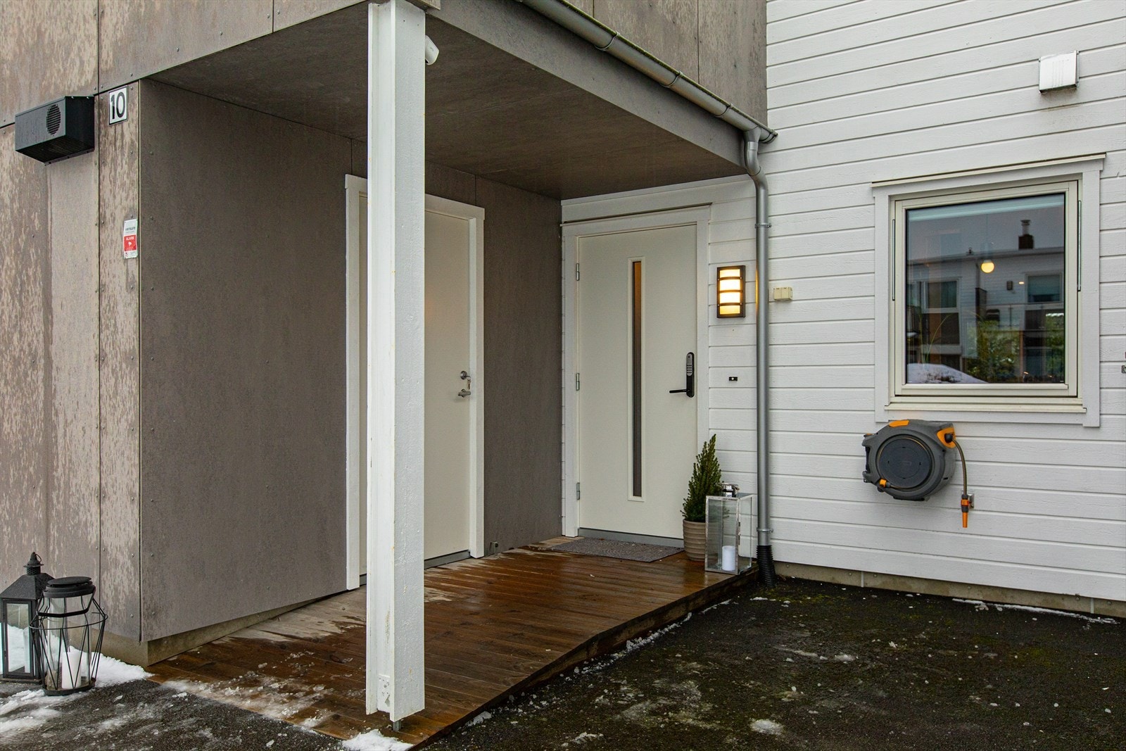 Overbygget inngangsparti med tilknytning til en praktisk sportsbod på 5 m². Galleribilde