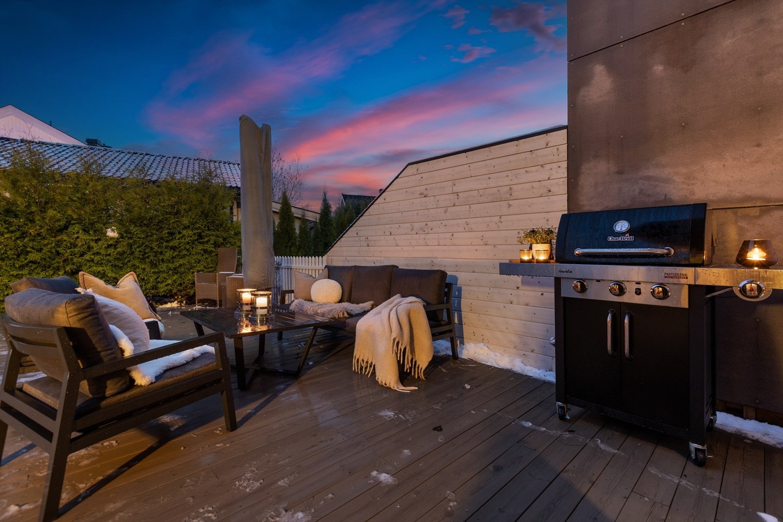 Utebelysning skaper en stemningsfull ramme rundt terrassen på kveldstid. Galleribilde