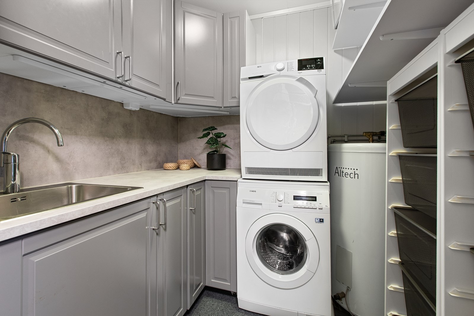 Separat teknisk rom med opplegg for vaskemaskin, varmtvannsbereder og gode lagringsmuligheter. Galleribilde