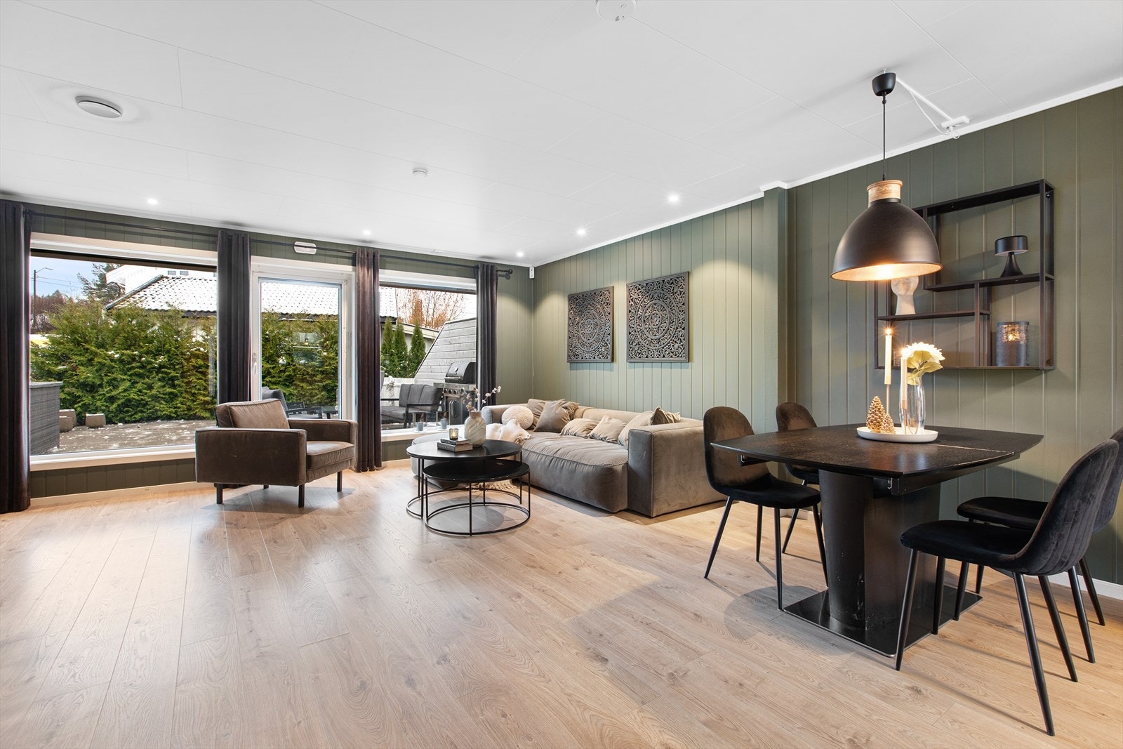 Store vindusflater gir godt med naturlig lys og en fin forbindelse til uteområdet. Galleribilde