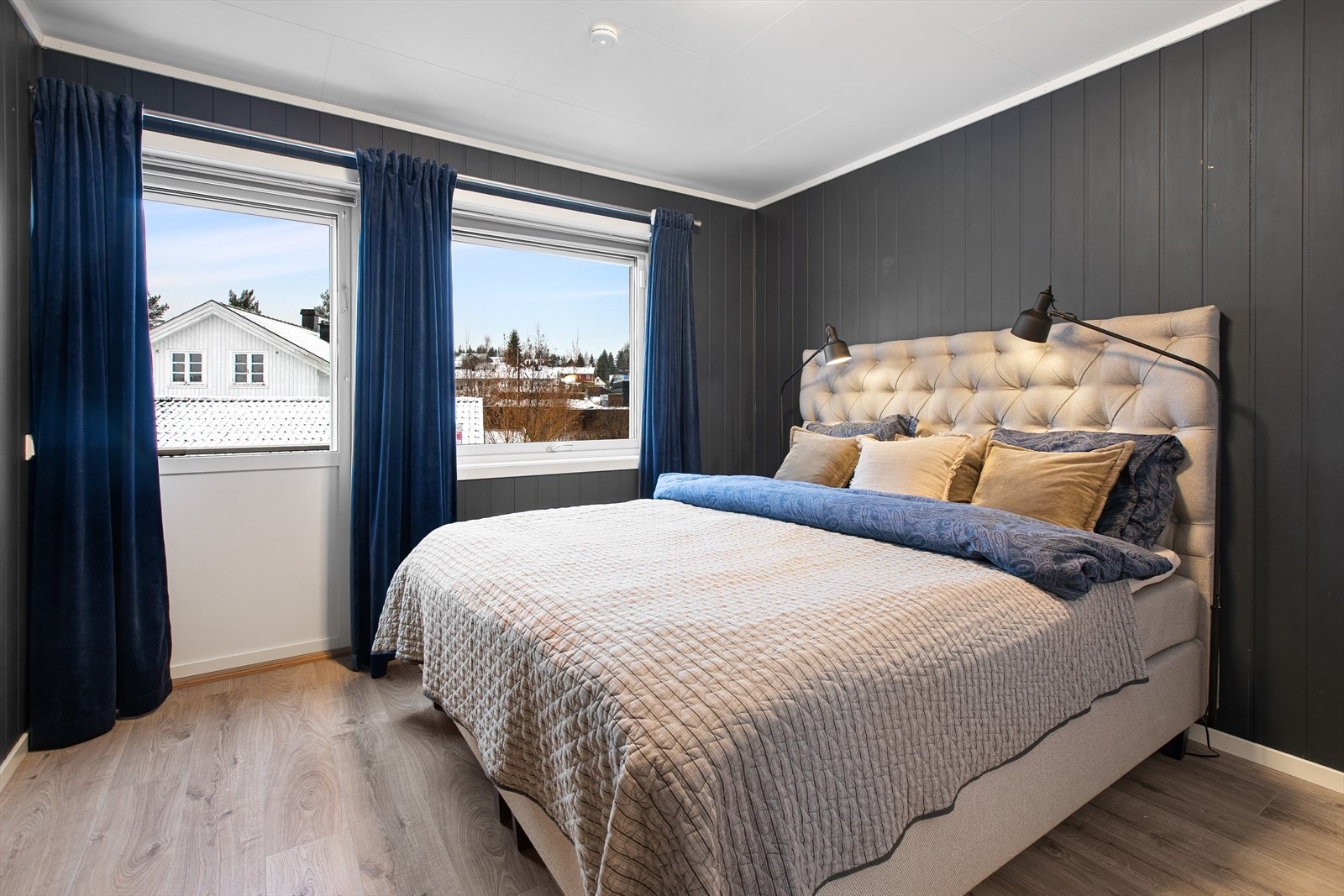 Hovedsoverommet er romslig med plass til dobbeltseng og garderobeløsning. Galleribilde