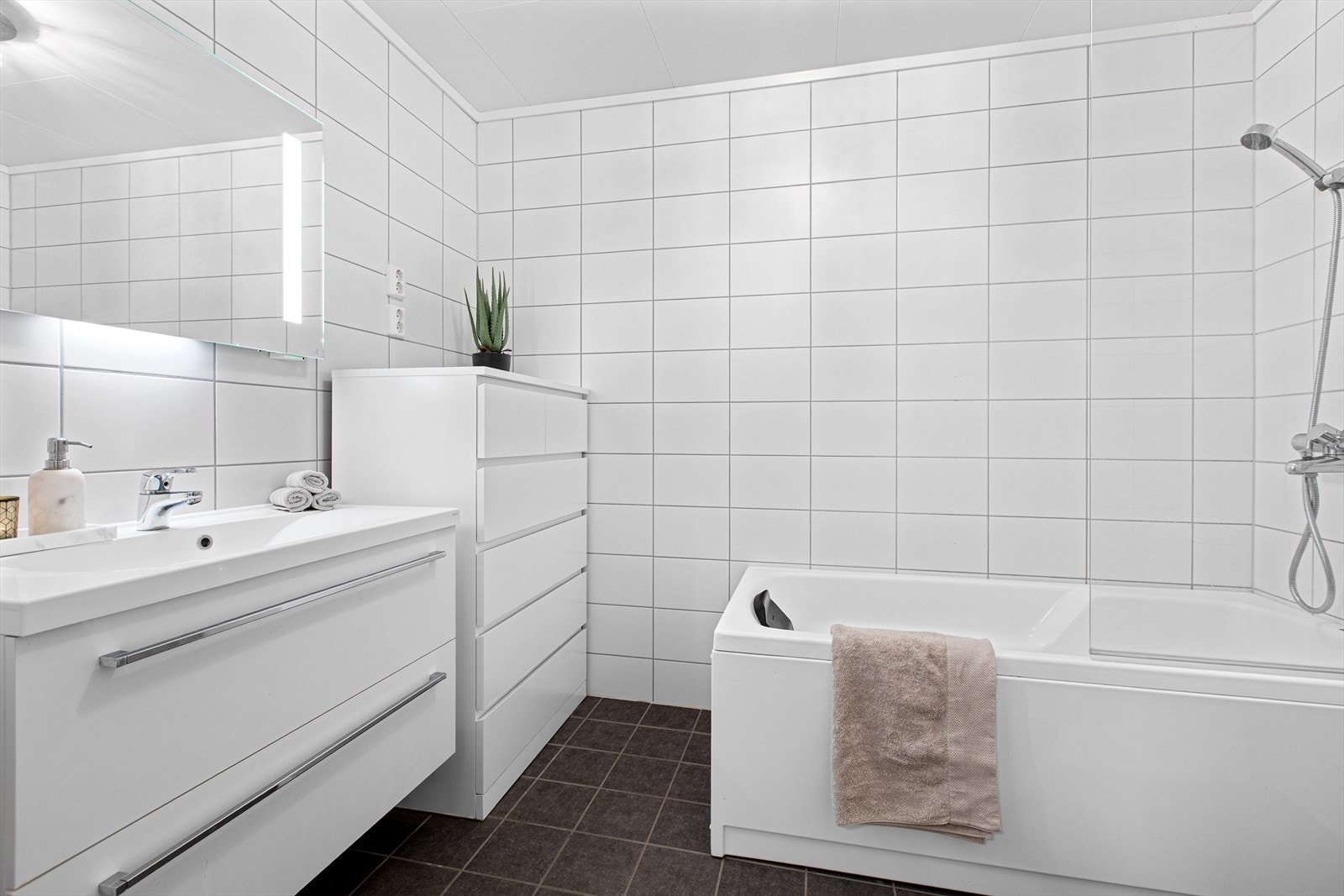 Badet i andre etasje er flislagt og utstyrt med badekar. Galleribilde