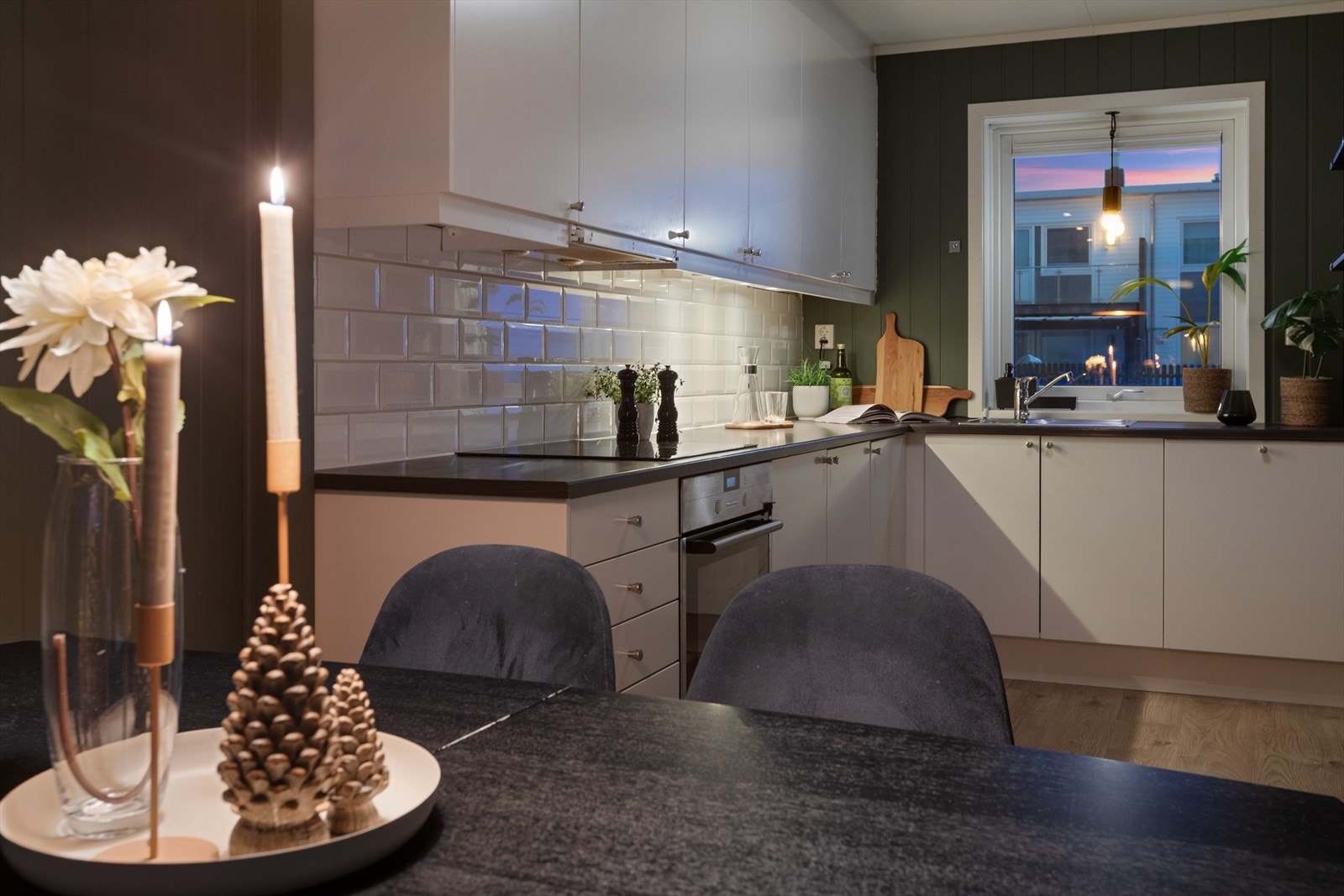 Kjøkkenet har integrert komfyr, platetopp og oppvaskmaskin, samt komfyrvakt og waterguard. Galleribilde