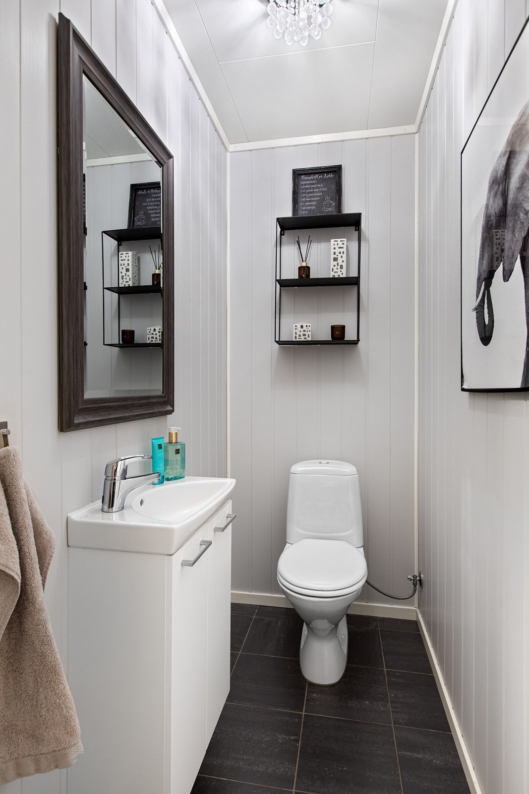 Praktisk toalettrom i første etasje med gulvvarme for økt komfort. Galleribilde