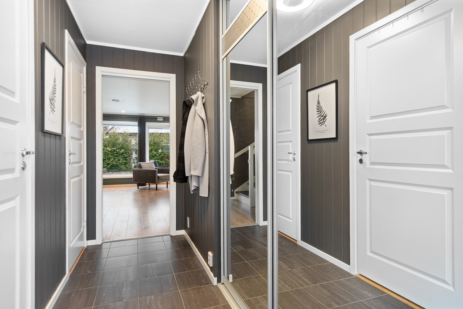 Fra gangen er det inngang til WC og teknisk rom, og en åpen løsning mot stuen. Galleribilde