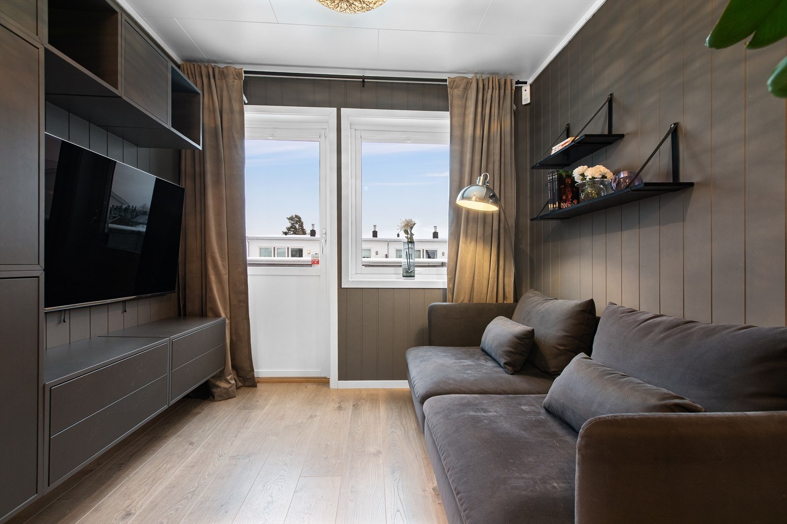 Fra TV-stuen er det utgang til en vestvendt balkong. Stuerommet er tegnet inn som mulig soverom i opprinnelige byggetegninger fra utbygger. Ved å sette opp lettvegg kan man altså få det fjerde soverommet. Galleribilde