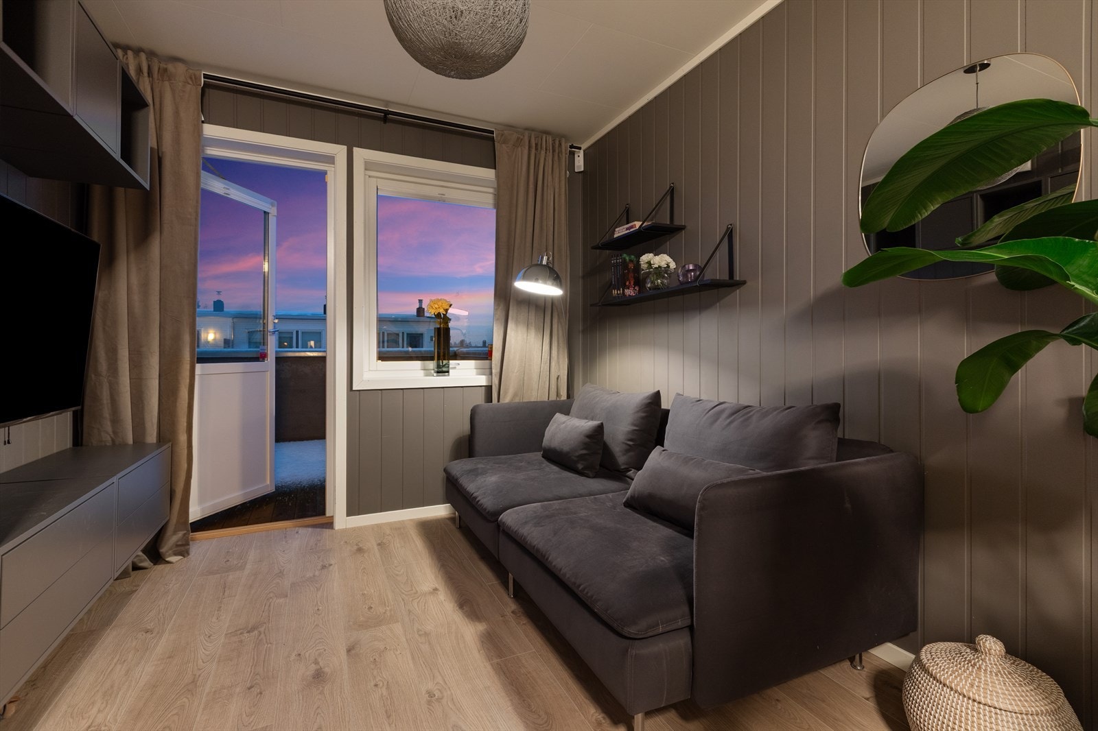 Balkongen utvider oppholdsrommet og gir en fin plass å trekke frisk luft. Galleribilde