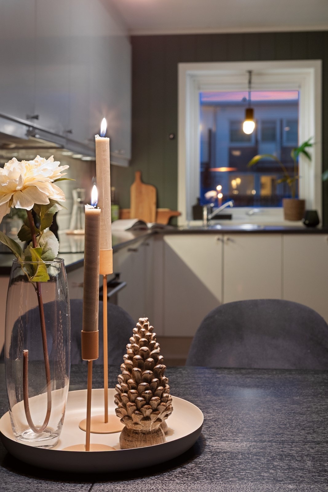 Hvite fliser mellom benkeplate og overskap komplementerer innredningen. Galleribilde