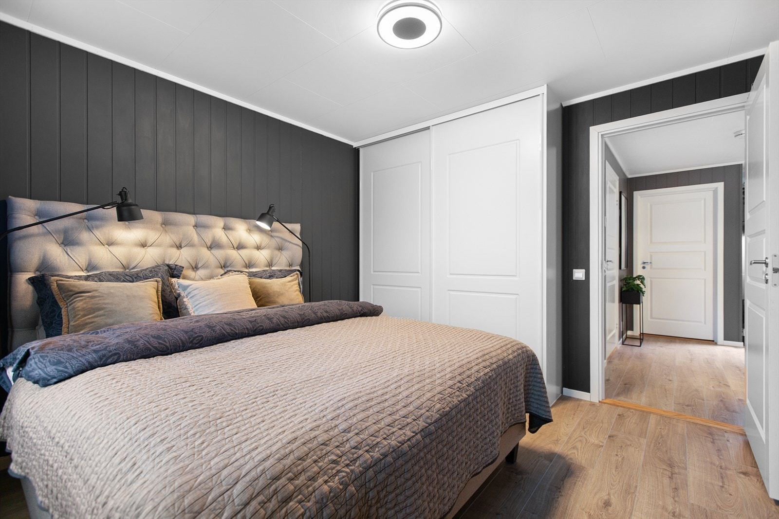 Rommet har en stor skyvedørsgarderobe for effektiv oppbevaring. Galleribilde