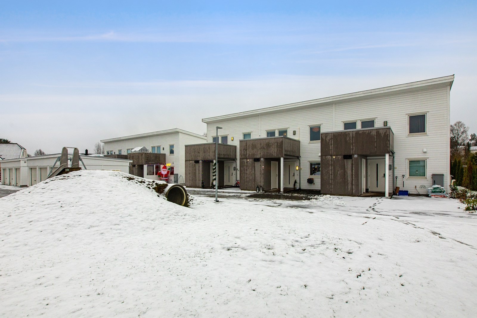 Boligen ligger i et barnevennlig område med gangavstand til skoler og barnehager. Galleribilde