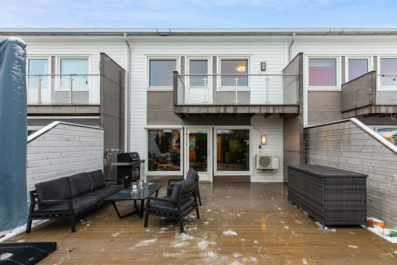 Boligen har en moderne fasade med liggende, hvitmalt kledning og pulttak. Galleribilde