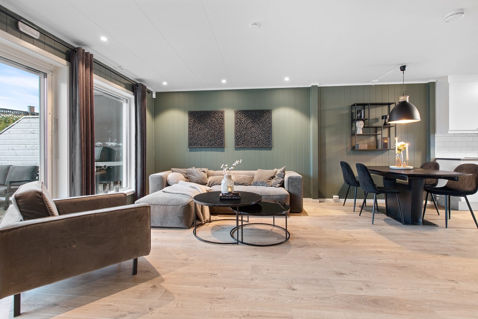 Den åpne løsningen mellom stue og kjøkken skaper et luftig og sosialt allrom. Galleribilde