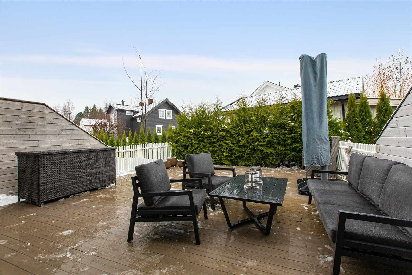 Uteplassen er bygget i impregnert trevirke og har god plass til både sittegruppe og grill. Galleribilde